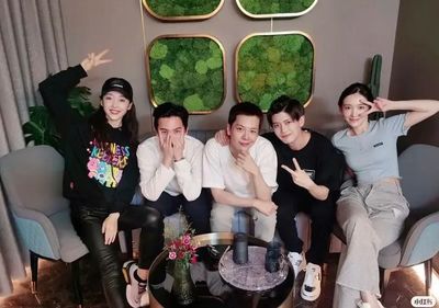 杨紫与好友聚会被拍，笑容灿烂心情佳