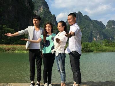 赵丽颖低调现身公益活动，亲和力十足