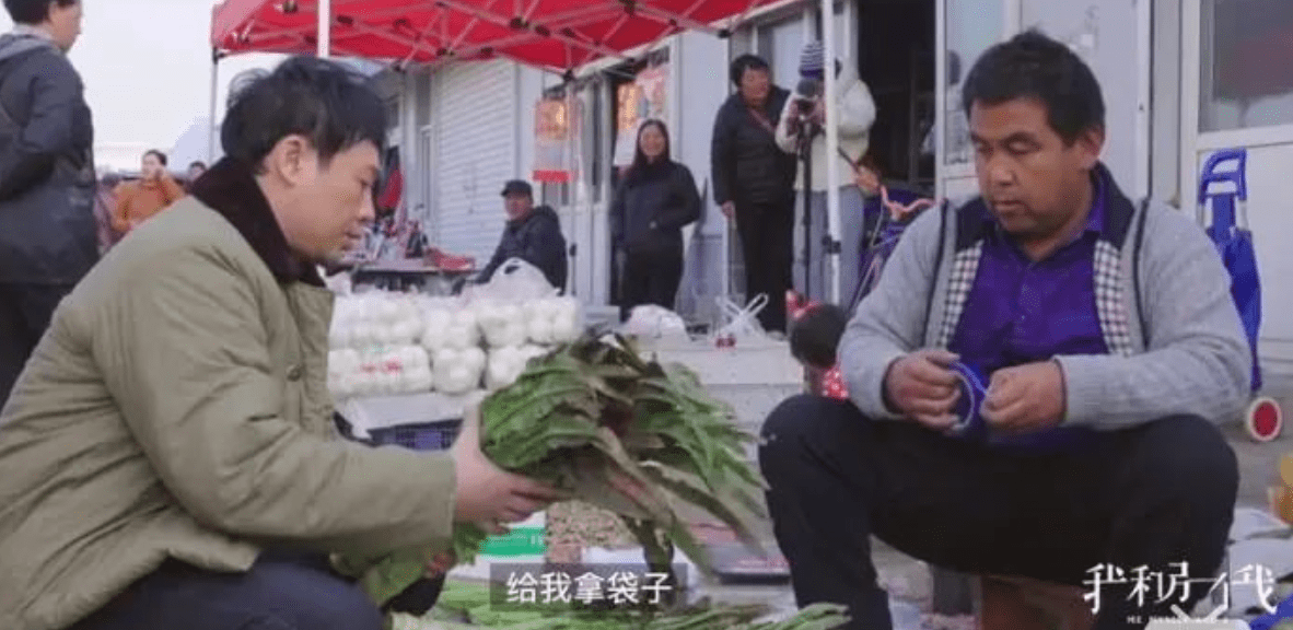 张颂文现身菜市场，与摊主亲切交谈